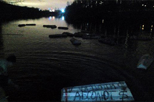 По Москве-реке проплыли 20 гробов c названиями банков