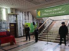 Под Пермью гроб с телом участника СВО выставили рядом с плакатом «добро пожаловать»