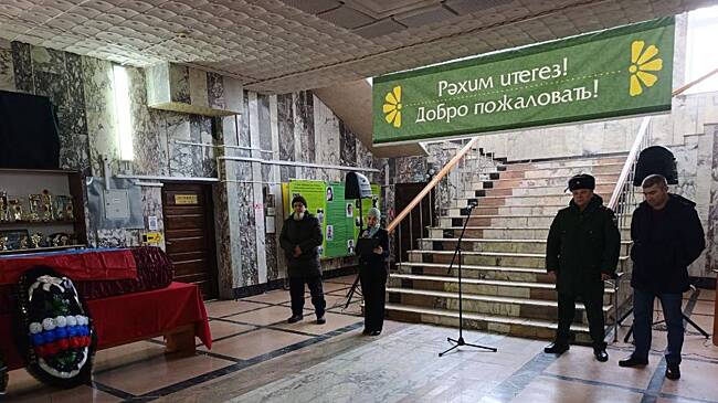 Под Пермью гроб с телом участника СВО выставили рядом с плакатом «добро пожаловать»