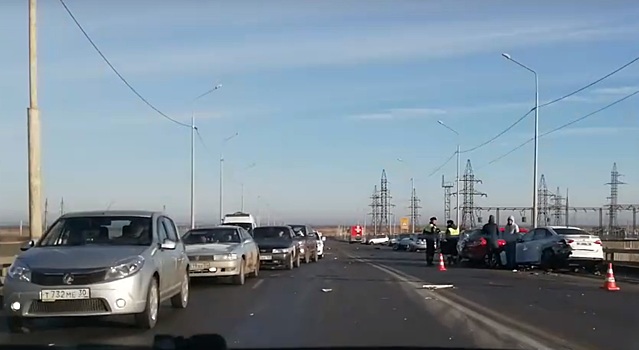 В Астрахани столкнулись 9 машин, трое пострадавших