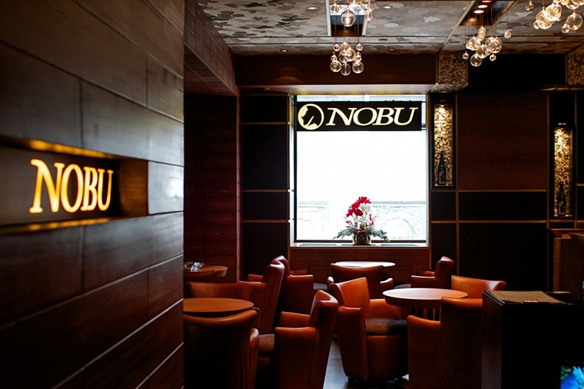 В зале Nobu Moscow 4 зоны – обеденная с суши-баром, lounge-bar и два VIPа. В оформлении используются естественные природные материалы - бамбуковые заросли, люстры в форме морских ежей, выпуклые стены из ореха, создающие иллюзию набегающих волн. За кухню в Nobu Moscow отвечает шеф-повар Игорь Пак.