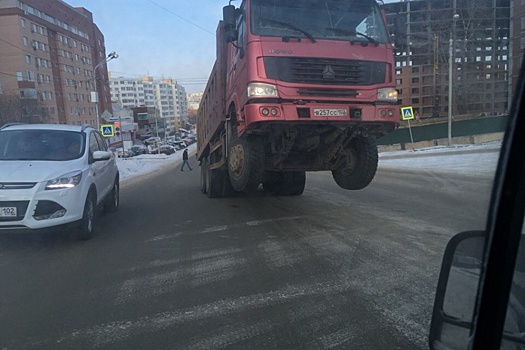 В Уфе грузовик встал на дыбы