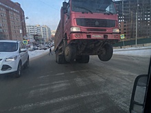 В Уфе грузовик встал на дыбы
