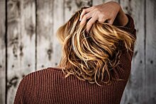 Стилист раскрыл причину популярности эффекта отросших корней окрашенных волос