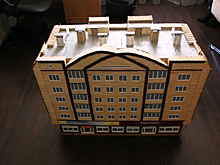 Без ипотеки и дольщиков: копейчанин за три года выстроил из спичек пятиэтажный дом