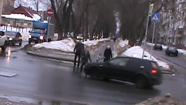 Лейтенант бежал за нарушителем 170 метров: водитель наехал на пешехода и скрылся. Видео