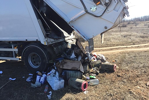 «Он увидел задымление»: водитель «Управления отходами — Волгоград» вывалил мусор посреди города