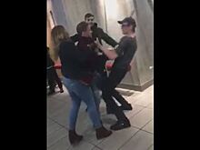 Драка сотрудника британского McDonald’s с посетителем попала на видео