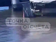 На видео попал водитель Jeep, который заехал помыть ноги в озере с детьми