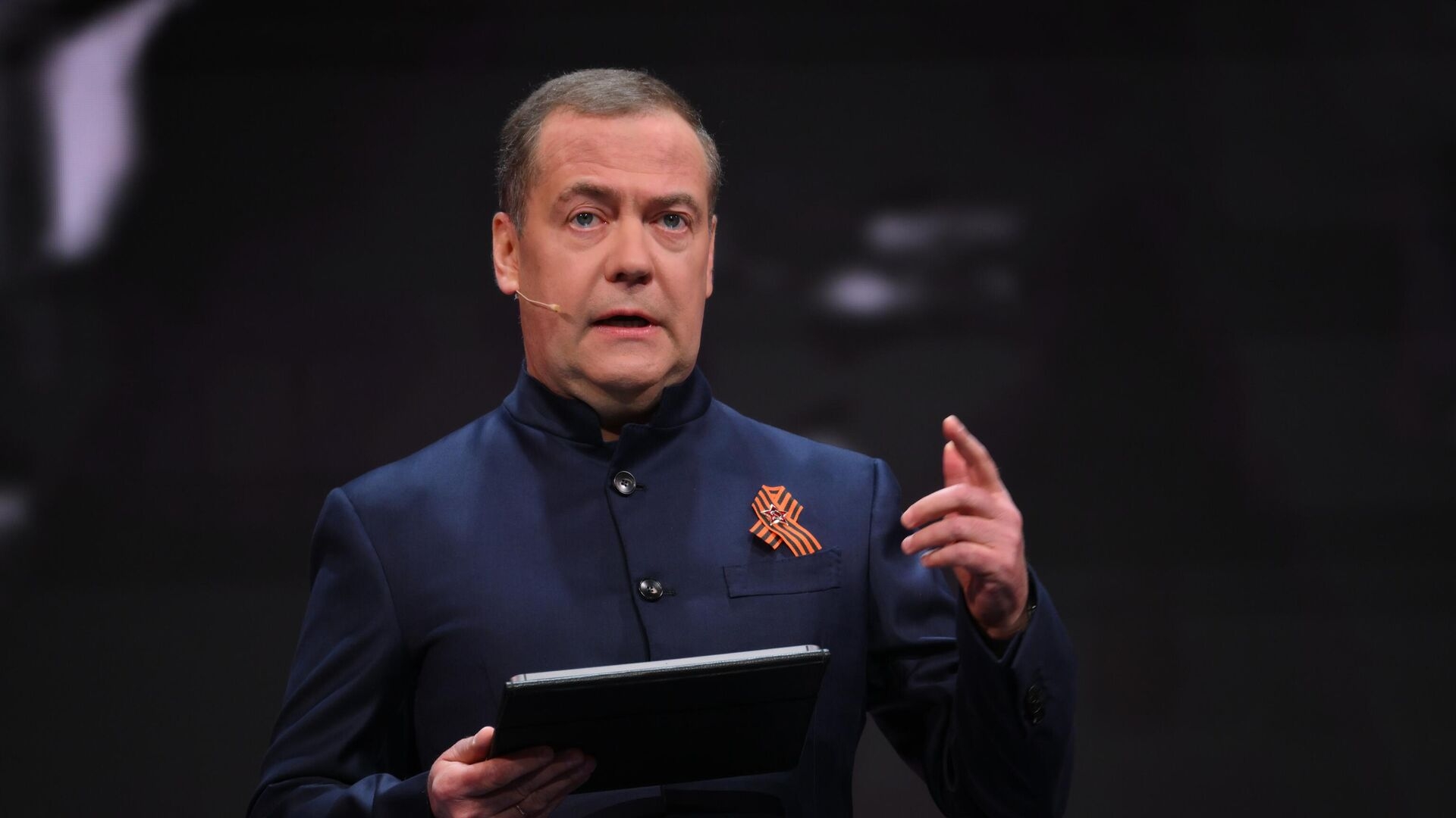 Медведев заявил о необходимости регулирования ИИ государством