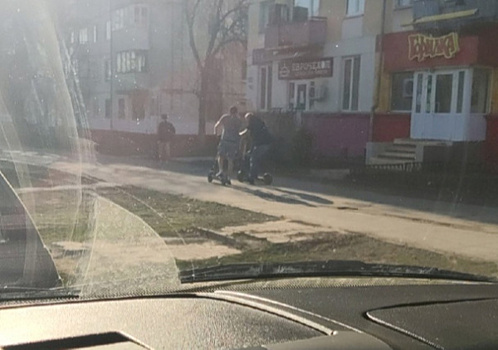 В Самаре двое пьяных мужчин пытались угнать прокатный самокат