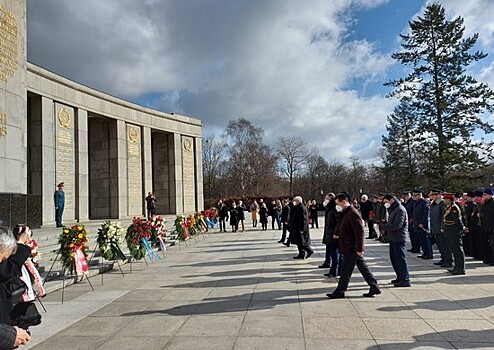 В Германии на мемориальном комплексе в Тиргартене почтили память советских воинов