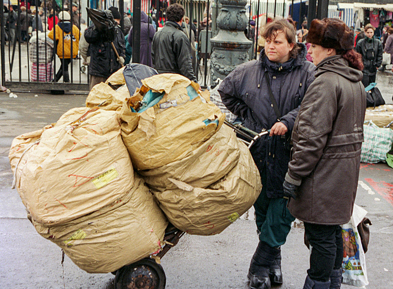 Торговля того времени держалась на "челноках" — людях, которые ввозили товары из Китая в огромных сумках и любым доступным способом. По оценкам экспертов, на долю "челноков" приходится около 15 процентов внешнеторгового оборота России, то есть около 20 млрд долларов, всего же в этом бизнесе в стране насчитывается от 10 до 30 миллионов человек, 1998 год