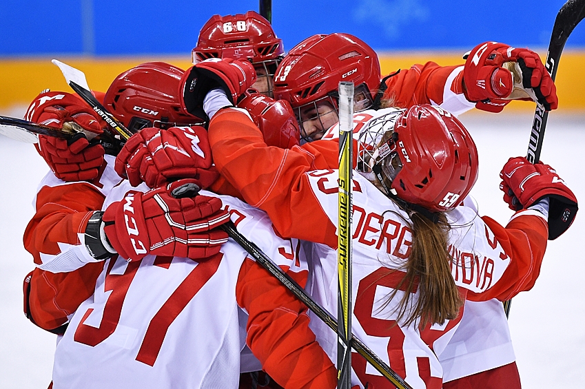 Российские спортсменки радуются заброшенной шайбе в четвертьфинальном матче Россия – Швейцария по хоккею среди женщин на XXIII зимних Олимпийских играх.