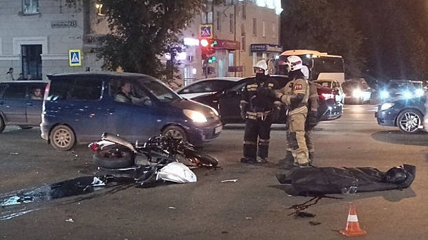 В Екатеринбурге мотоциклист насмерть разбился об автомобиль