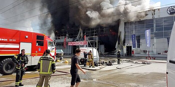 Крупный пожар произошел в мотосалоне в Котельниках