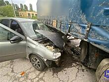 В Тольятти уставший водитель КамАЗа смял Lada Kalina, пострадали трое