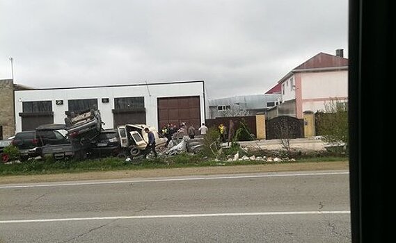 Под Анапой автоледи "забросила" свою машину на припаркованные автомобили
