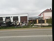 Под Анапой автоледи "забросила" свою машину на припаркованные автомобили