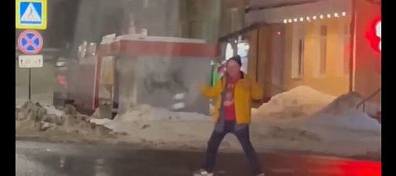 Неугомонный танцор вторые сутки развлекает водителей на дорогах Костромы