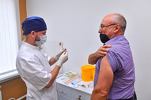 Более 400 тысяч жителей Москвы сделали прививку от гриппа в мобильных пунктах