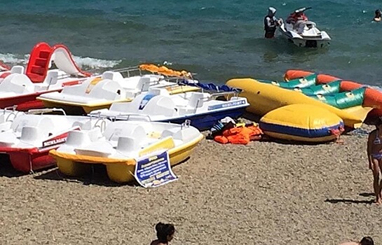 В Новороссийске на Центральном пляже закрыли нелегальную точку проката катамаранов