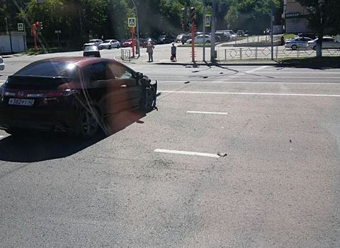 Автомобили столкнулись на центральном перекрестке в Кемерове