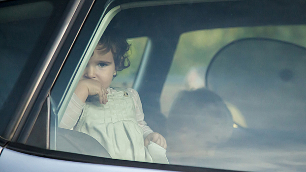 Почему нельзя оставлять детей в машине в жару — даже ненадолго