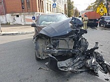 В центре Калуги столкнулись Mercedes и МАЗ