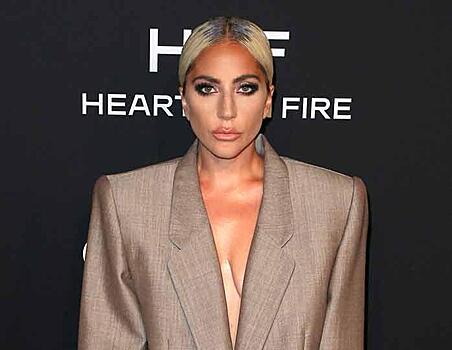 Леди Гага надела модный костюм не по размеру