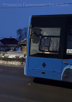 Соцсети: окно автобуса разлетелось на куски в результате ДТП в кузбасском городе