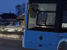Соцсети: окно автобуса разлетелось на куски в результате ДТП в кузбасском городе