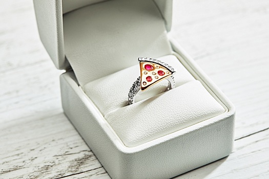 Domino's выпустил в продажу бриллиантовое кольцо в форме пиццы
