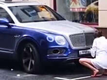 В Москве владелица Bentley заклеила номера скотчем, чтобы не платить за парковку