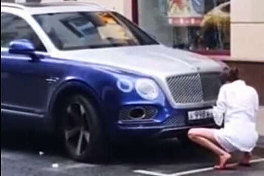 В Москве владелица Bentley заклеила номера скотчем, чтобы не платить за парковку