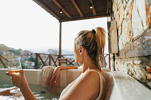 «Это горячая точка со знаменитостями». Рыбацкая деревня в Греции превратилась в пристанище миллиардеров и звезд. Что их там манит?