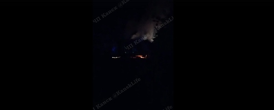 Под Красноярском на железной дороге ночью загорелся локомотив грузового поезда