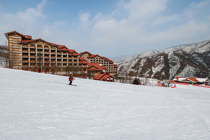 Вид на территорию горнолыжного курорта Масикрен в КНДР, февраль 2024 года