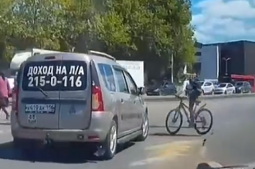 В Казани «Ларгус» наехал на школьника-велосипедиста