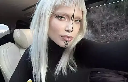 Глюкоза в рваной одежде и с черной помадой на губах пообещала быть только хуже