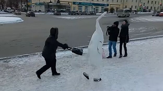 "Гигантский сперматозоид" избили на площади в Первоуральске