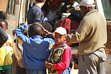 На Мадагаскаре людям раздают "чудо-напиток" против COVID-19. ВОЗ уже проверяет его
