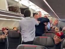 Дебошир оскорбил стюардессу, подрался с попутчиками и попал на видео