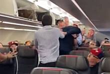 Дебошир оскорбил стюардессу, подрался с попутчиками и попал на видео