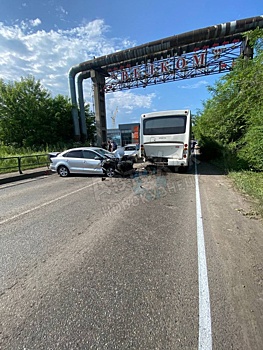 Автомобиль разбился в страшном ДТП с автобусом в Новокузнецке