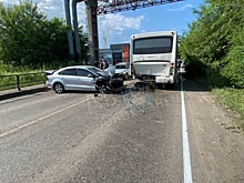 Автомобиль разбился в страшном ДТП с автобусом в Новокузнецке