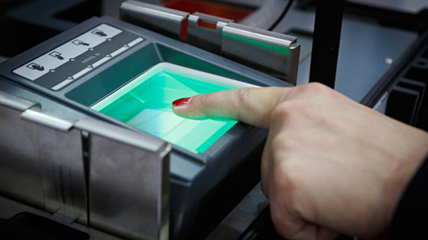 Единая биометрическая система позволит брать кредиты без паспорта и "платить лицом"