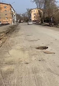 Рабочие оставили люк открытым на кемеровской дороге
