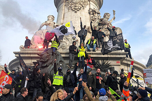 Как протестное движение уничтожает бюджет и увеличивает госдолг Франции