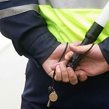 В Тюмени пьяная женщина напала на инспектора ГИБДД и помяла его автомобиль